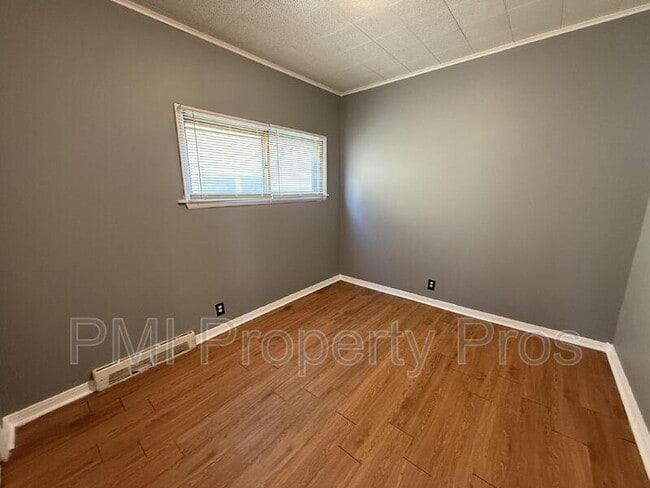 Building Photo - 1114 W Keefe Ave