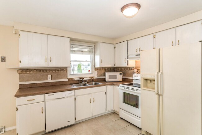 Building Photo - 7934 Davis Rd N