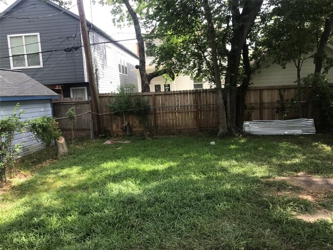 Building Photo - 215 E 25th St