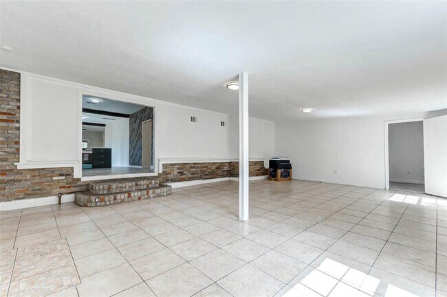 Building Photo - 10910 Maple Leaf St