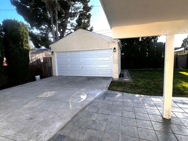 Building Photo - Single Family. 3-bed Home - Desireable Neighborhood!
