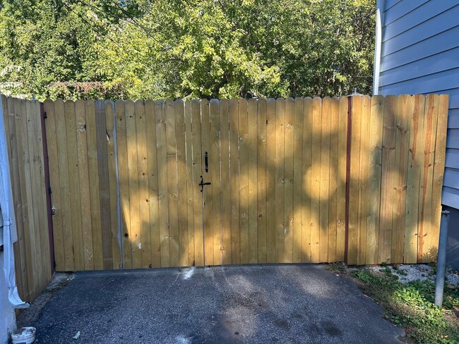 Building Photo - 735 Compton St