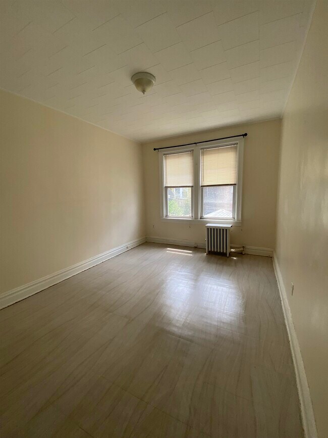 Building Photo - 172 W 49th St