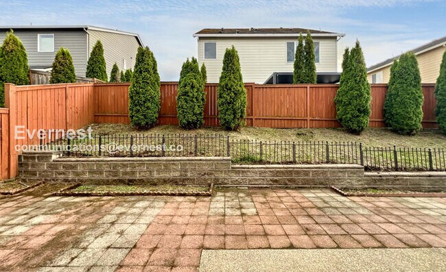 Building Photo - 5 Bed/3 Bath Home with Garage & Fenced Yar...