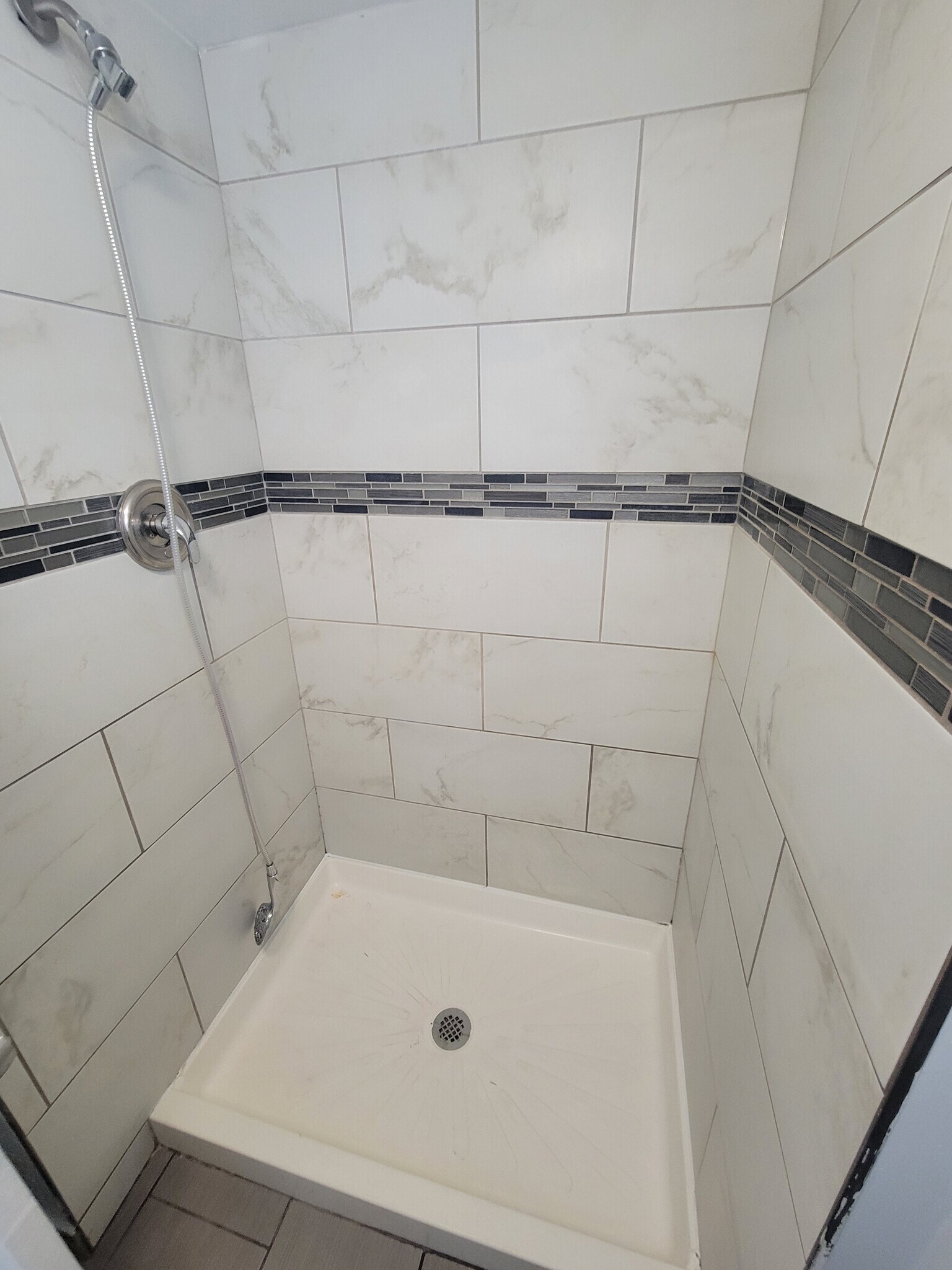 shower - 22005 Balmoral Dr