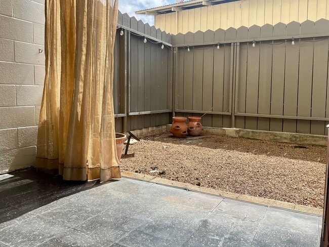 Building Photo - Charming 1/1/1 Ground Floor Unit with Lanai & Yard