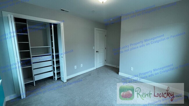 Building Photo - Spacious Issaquah Townhome w/ Entry-Level Suite & 2-Car Garage