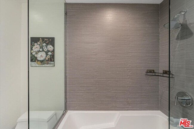 Building Photo - 1121 N Olive Dr