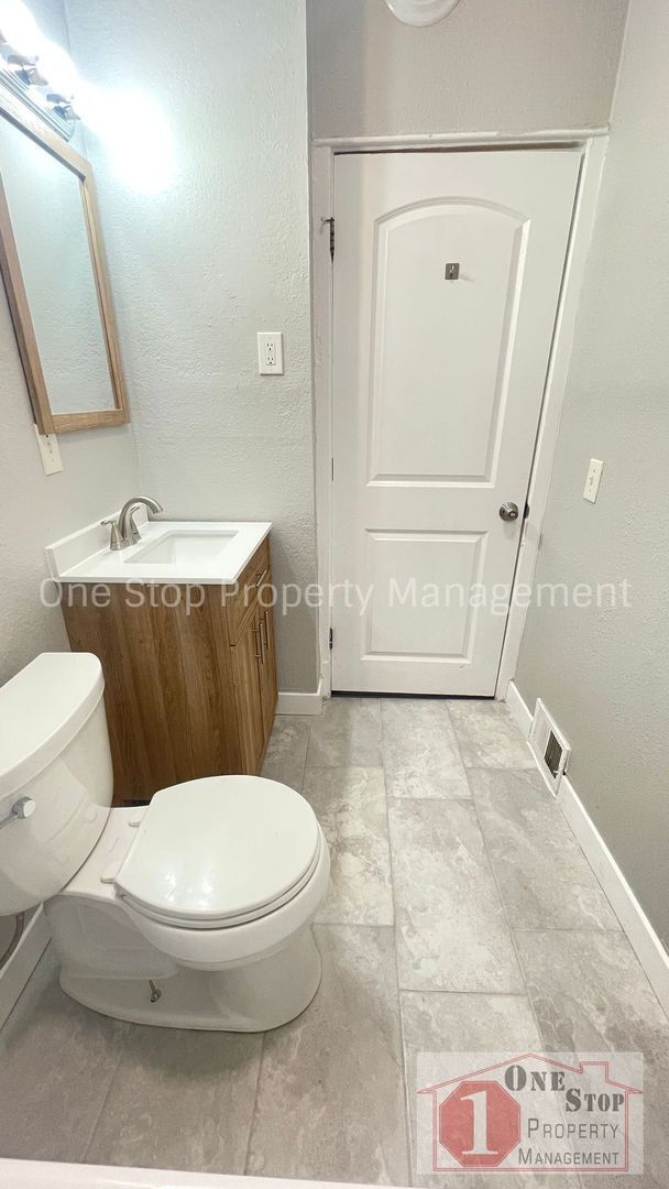 Building Photo - Beautiful 3 Bedroom 1 Bathroom Home in Kansas City!