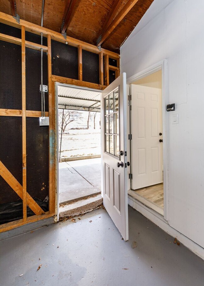 Building Photo - Newly Remodeled 5 Bed Home with Huge Yard