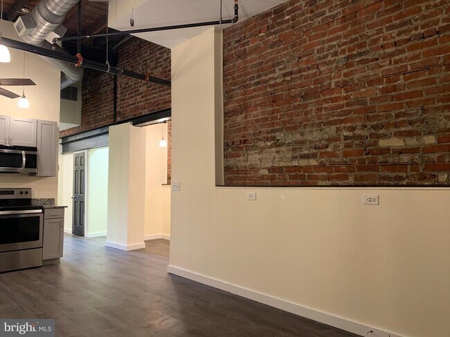 Building Photo - 833 N Market St
