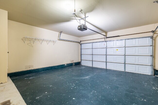 Building Photo - 2476 Medina Dr