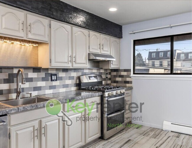 Building Photo - No Broker Fee | Modern 3-Level Townhome with River Views in Wallington