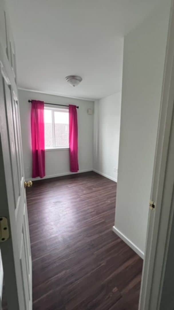 Building Photo - 5 bedroom 2 bath duplex now available!!!