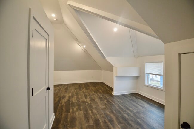 Building Photo - 21 Nichols St