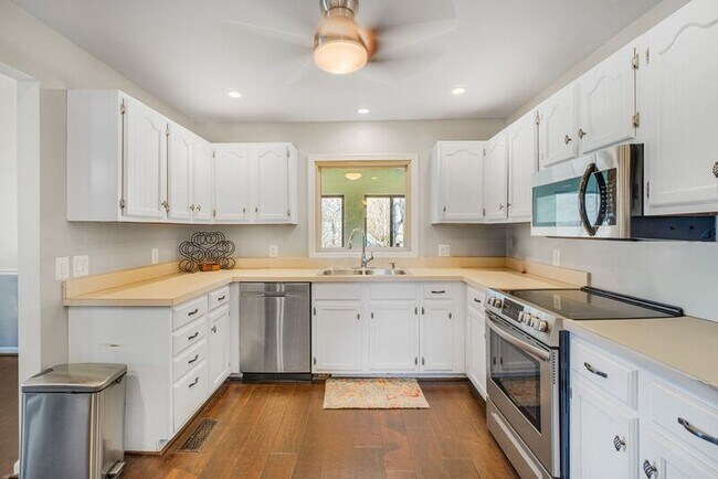 Building Photo - 306 Happy Creek Rd