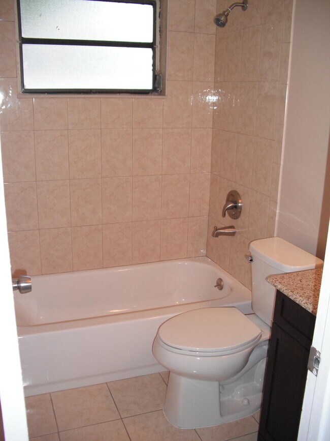 Building Photo - 630 SW 7th Ave