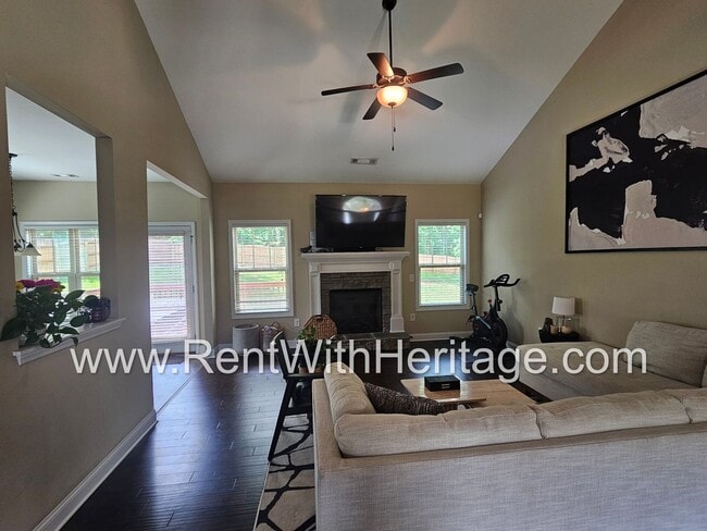 Building Photo - Gorgeous 3 bd / 2 bath / Attention to Deta...