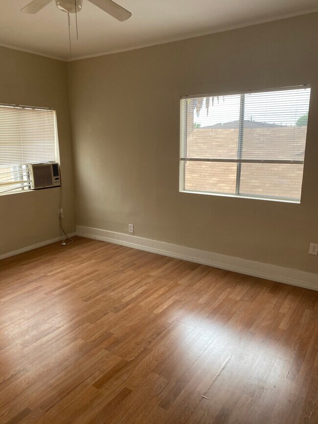 Building Photo - 1019 N Serrano Ave