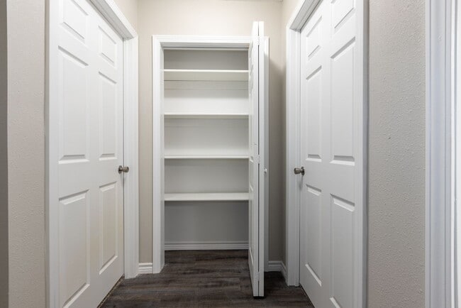 Building Photo - 4 Bedroom 2 Bath + Updated