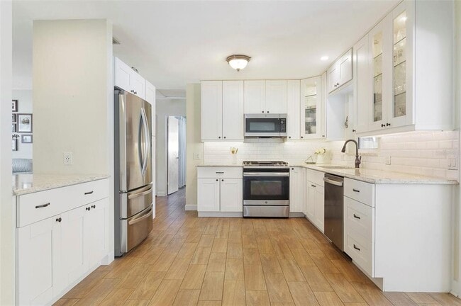 Building Photo - 731 44th Ave NE