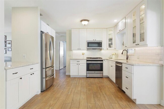 Building Photo - 731 44th Ave NE