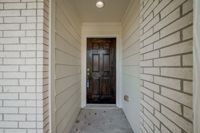 Building Photo - 9714 Angleside Ln