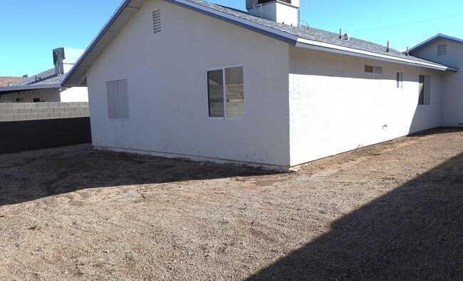 Building Photo - Inviting 3+2 split Floor plan!