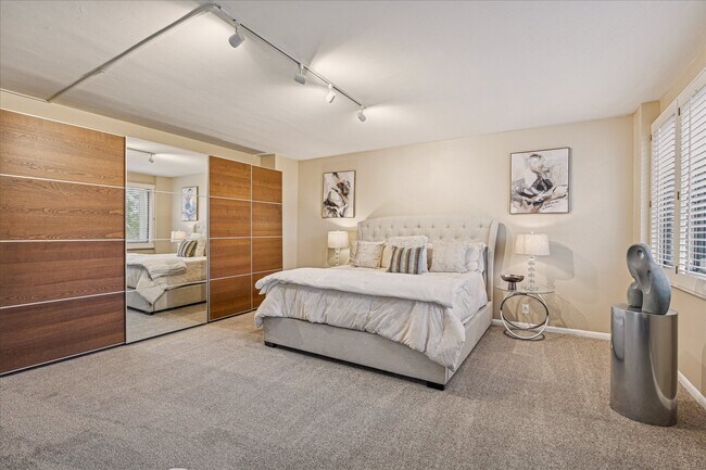 Building Photo - 49 Briar Hollow Ln