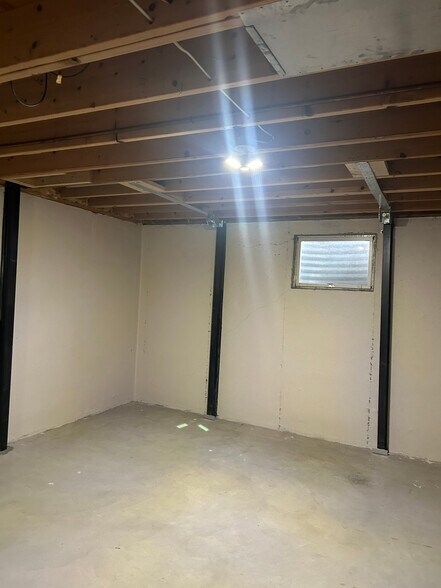 Building Photo - 1021 SW Marge Ct