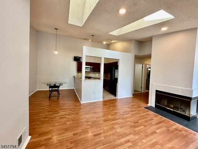 Building Photo - 111 Lindsey Ct