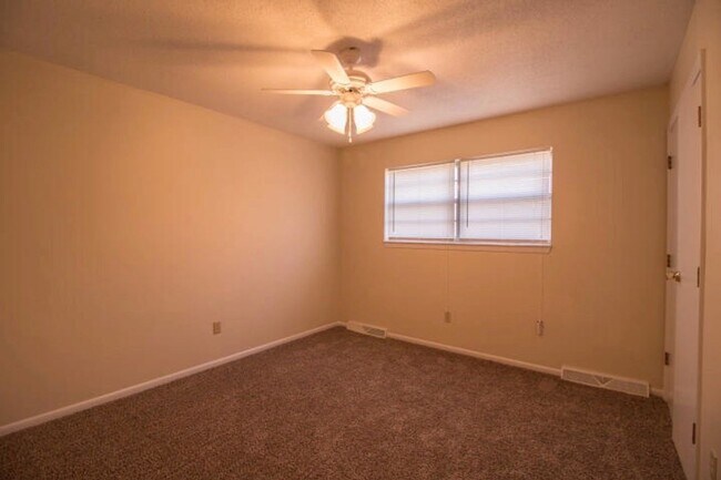 Building Photo - Two Level Duplex with Fenced Yard