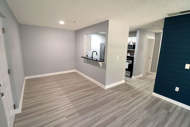 Building Photo - Newly renovated first floor condo! 2 bedrooms