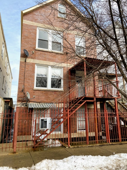 Building Photo - 4431 S Marshfield Ave