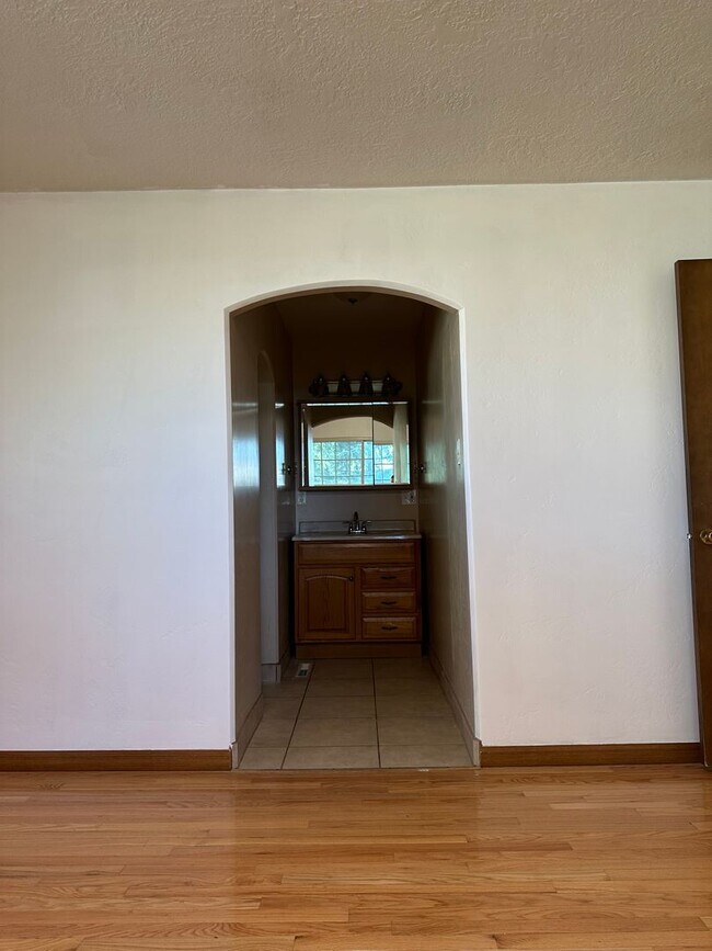 Building Photo - 4 bed 2.5 bath home in Rexburg with GAS AN...