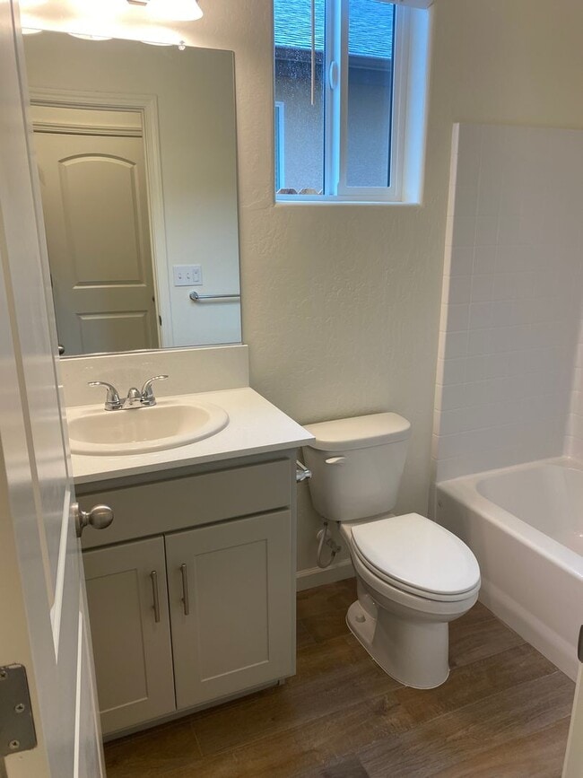 Building Photo - Newer 3 Bedroom 2 Bathroom Home in Tulare!