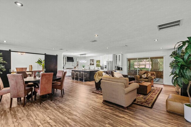 Building Photo - 2821 NW 4th Ln