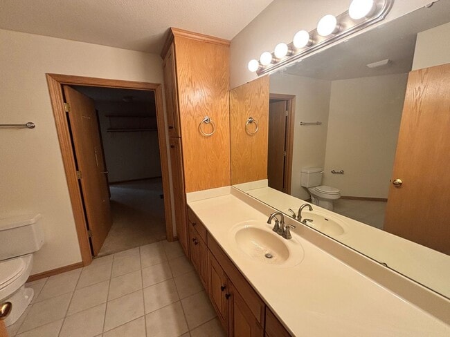 Building Photo - Beautiful 3 bed 3 bath duplex located in quiet neighborhood!