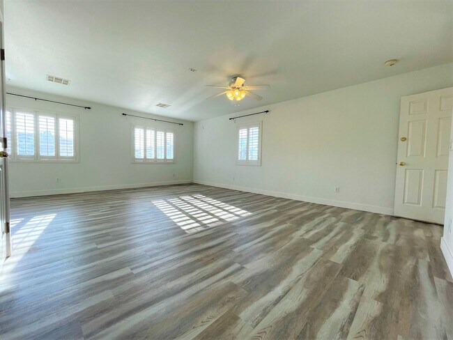 Building Photo - Two Oversized Rooms is what you looking for!