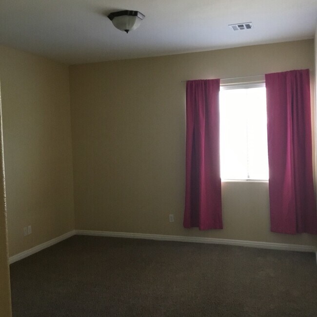 Building Photo - Northwest 4 Bedroom Beauty!!