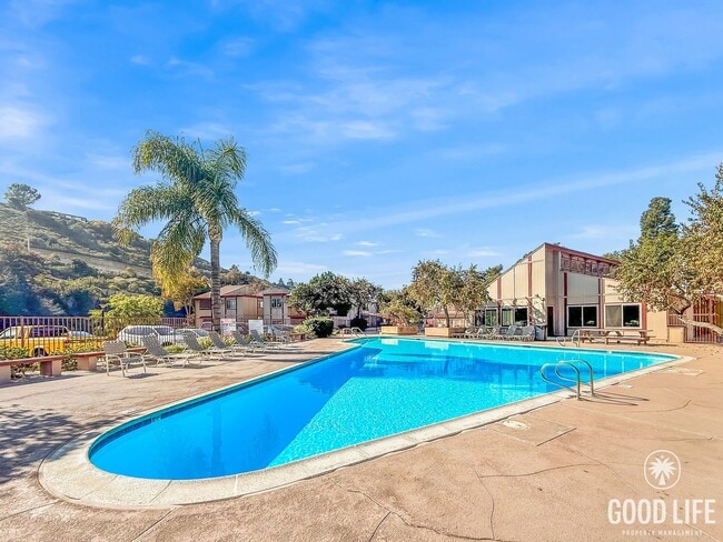 Building Photo - Great 2B/1.5BA Condo in Del Cerro for Rent!