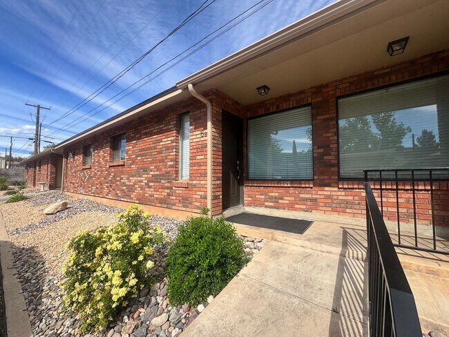 Building Photo - Cute, Cozy, Downtown Beauty.