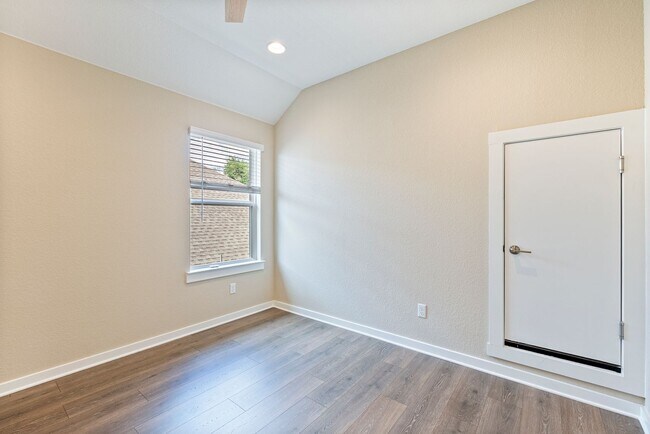 Building Photo - Beautiful Move-In Ready 4 bedroom, 3 bathroom home in Liberty Hill ISD!