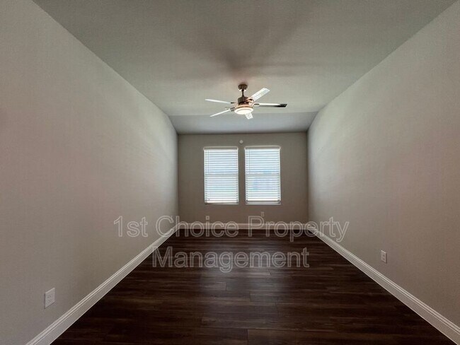 Building Photo - 2101 Sun Star Dr