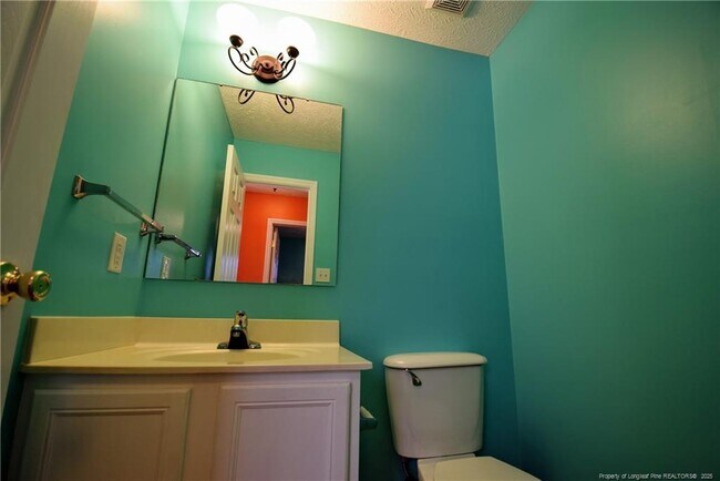 Building Photo - 324 Roundtree Dr
