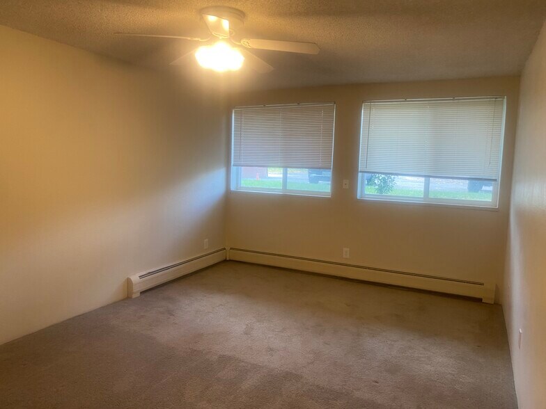 Building Photo - 1250 Golden Cir