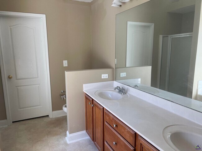 Building Photo - 202 Chasen Ct