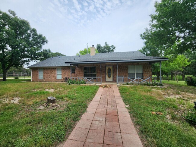 Primary Photo - 3/2 Home on 3 acres in West Lampasas