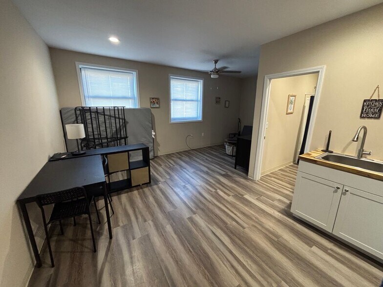 Primary Photo - 643 Washington St