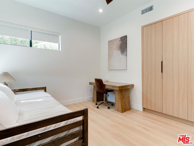 Building Photo - 5929 Hesperia Ave